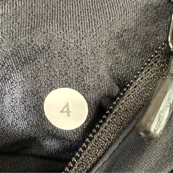 👀 97. LULULEMON black crop legging Sz 4 - Picture 3 of 8